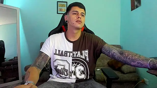 Snapshot of E_Moon chatting on December 2024 11:26:01 AM E Moon online show from December 2024 11:26:01 AM