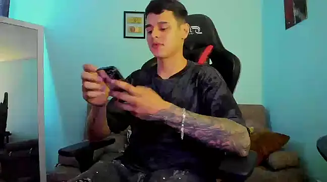 Snapshot of E_Moon chatting on December 2024 06:43:01 AM E Moon online show from December 2024 06:43:01 AM