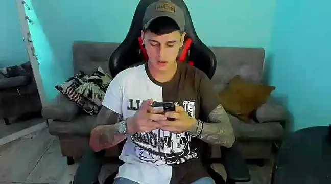 Snapshot of E_Moon chatting on December 2024 05:04:02 AM E Moon online show from December 2024 05:04:02 AM