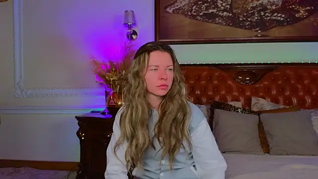 Real Tini online show from November 2025 06:19:01 AM