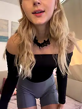 LunaRase online show from October 2025 10:33:01 AM