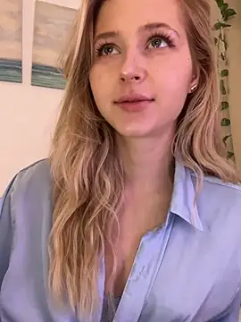 LunaRase online show from October 2025 09:07:01 AM