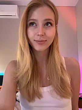 Snapshot of LunaRase chatting on May 2026 10:22:02 AM LunaRase online show from May 2026 10:22:02 AM