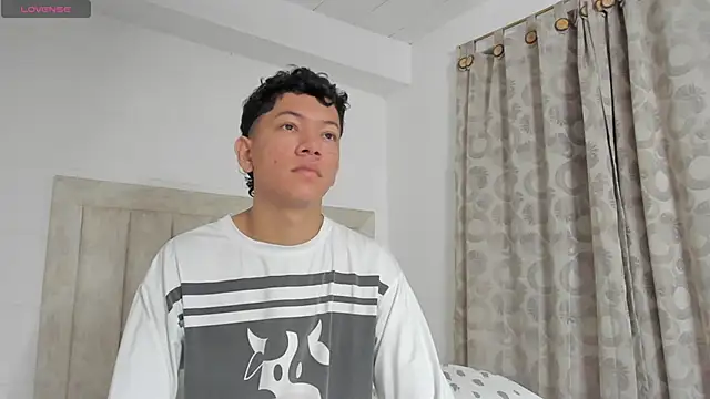 Snapshot of JulianRose_1 chatting on December 2024 11:09:01 AM JulianRose 1 online show from December 2024 11:09:01 AM
