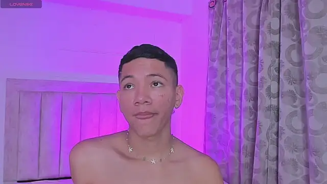 Snapshot of JulianRose_1 chatting on January 2025 02:02:02 PM JulianRose 1 online show from January 2025 02:02:02 PM
