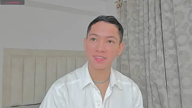 Snapshot of JulianRose_1 chatting on February 2025 11:21:01 AM JulianRose 1 online show from February 2025 11:21:01 AM