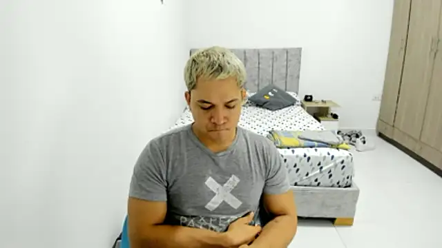 Snapshot of Valerioe chatting on May 2026 08:33:02 AM Valerioe online show from May 2026 08:33:02 AM