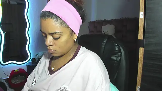 ladyrd1 online show from February 2026 11:46:01 PM