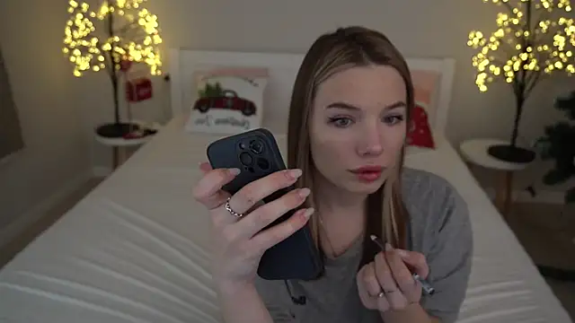 IceDanielles online show from December 2024 02:31:02 PM