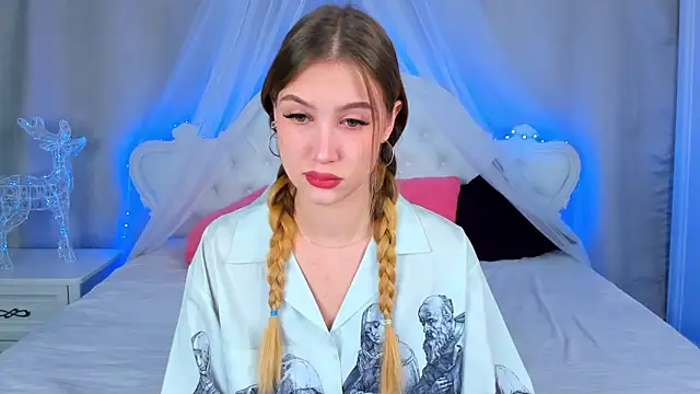 Snapshot of VitalinaBlue chatting on November 2025 01:19:01 AM VitalinaBlue online show from November 2025 01:19:01 AM