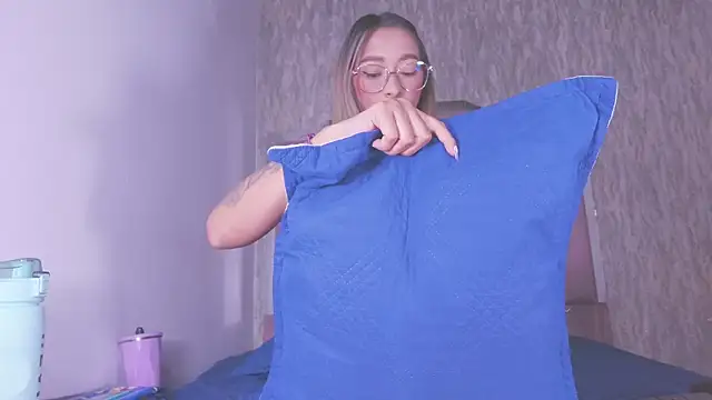 vale ross  online show from October 2025 03:07:01 AM