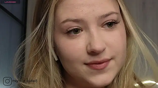 Snapshot of Monikacutie chatting on December 2024 10:12:01 AM Monikacutie online show from December 2024 10:12:01 AM