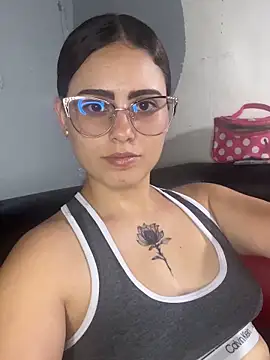 Snapshot of Azuna25 chatting on May 2026 08:15:01 PM Azuna25 online show from May 2026 08:15:01 PM
