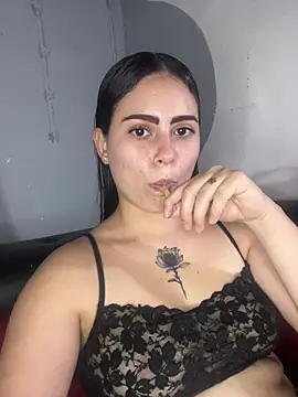 Snapshot of Azuna25 chatting on June 2026 08:21:01 PM Azuna25 online show from June 2026 08:21:01 PM