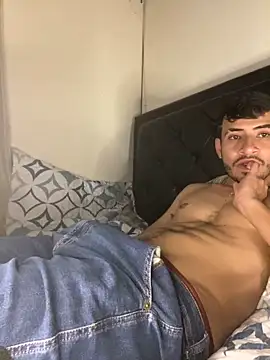 Snapshot of tom_thick chatting on December 2024 06:50:01 PM tom thick online show from December 2024 06:50:01 PM