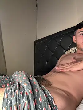 Snapshot of tom_thick chatting on March 2025 03:07:02 PM tom thick online show from March 2025 03:07:02 PM