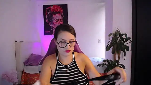 esmeraldaa230 online show from February 2026 07:20:01 PM