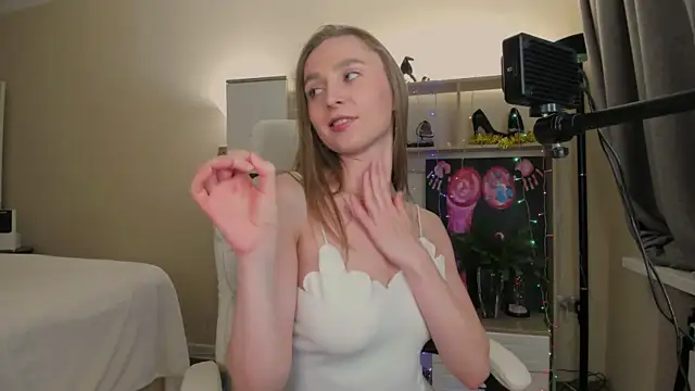 Snapshot of CharlotteWells chatting on January 2025 02:30:01 PM CharlotteWells online show from January 2025 02:30:01 PM