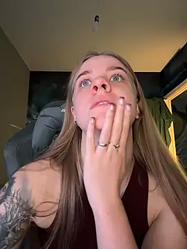 Snapshot of candy_maggie chatting on January 2026 01:02:02 PM candy maggie online show from January 2026 01:02:02 PM