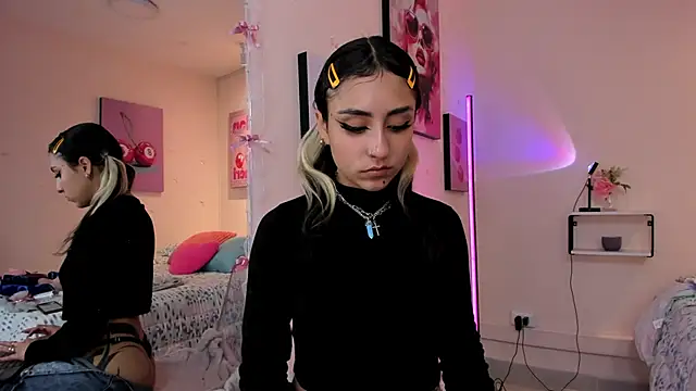 Snapshot of MaveParks_ chatting on November 2025 12:16:02 PM MaveParks online show from November 2025 12:16:02 PM