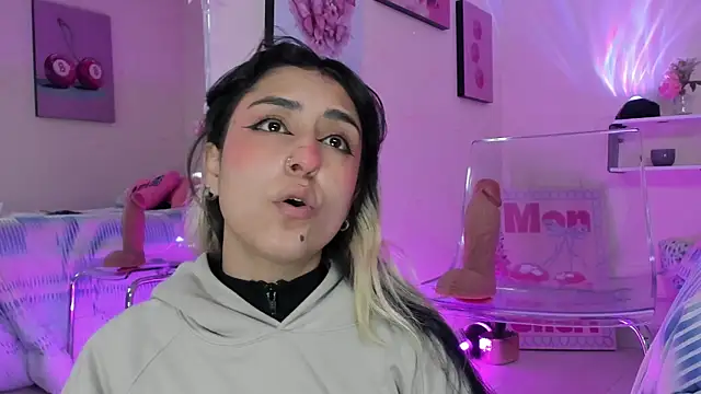 Snapshot of MaveParks_ chatting on December 2025 11:37:01 AM MaveParks online show from December 2025 11:37:01 AM