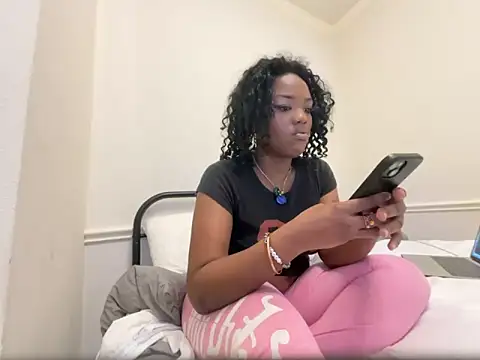 Snapshot of magicalc00ch chatting on May 2026 09:22:02 PM magicalc00ch online show from May 2026 09:22:02 PM