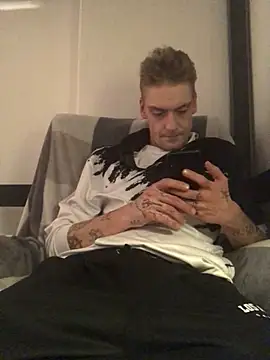 Snapshot of Simboxxx040 chatting on January 2025 08:15:01 PM Simboxxx040 online show from January 2025 08:15:01 PM