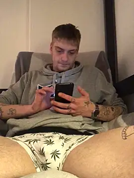 Snapshot of Simboxxx040 chatting on January 2025 03:26:01 AM Simboxxx040 online show from January 2025 03:26:01 AM