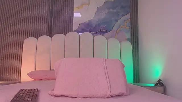 hot dione online show from March 2026 07:17:01 PM