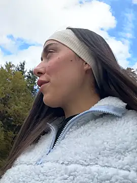 emiliasommer online show from October 2025 01:25:01 PM