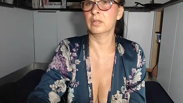 Snapshot of HellenLatin chatting on June 2026 04:26:02 AM HellenLatin online show from June 2026 04:26:02 AM