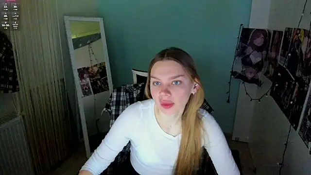 Snapshot of Molly_sweetie chatting on March 2025 07:02:02 AM Molly sweetie online show from March 2025 07:02:02 AM