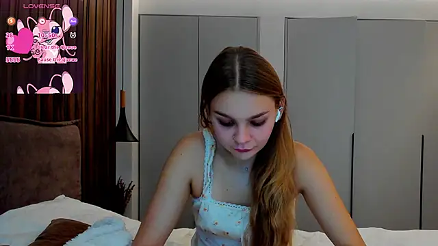 Snapshot of Molly_sweetie chatting on October 2025 07:10:02 AM Molly sweetie online show from October 2025 07:10:02 AM