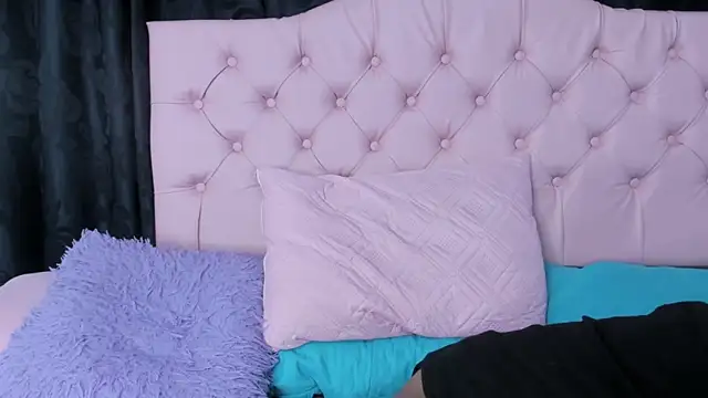 Snapshot of Applehot_LRR chatting on February 2025 08:31:01 AM Applehot LRR online show from February 2025 08:31:01 AM