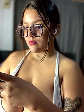 Snapshot of Michellesexxy chatting on December 2024 04:36:02 AM Michellesexxy online show from December 2024 04:36:02 AM