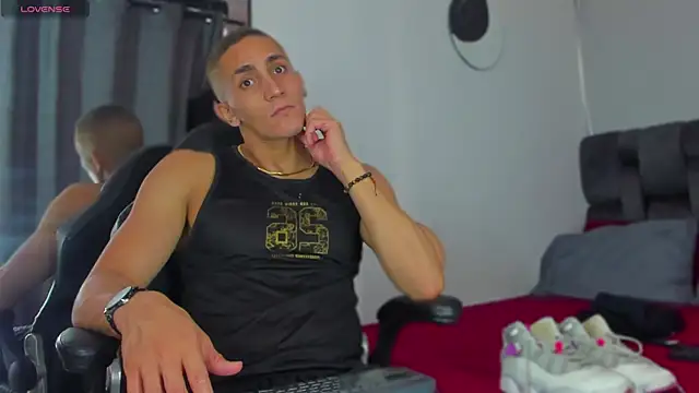 MikeRoss7777 online show from December 2024 02:25:02 PM