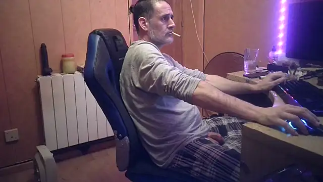 Snapshot of Lia_Y_PatrickX chatting on February 2025 07:28:01 PM Lia Y PatrickX online show from February 2025 07:28:01 PM