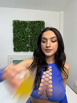 Snapshot of AylinRoss chatting on January 2025 07:05:01 AM AylinRoss online show from January 2025 07:05:01 AM