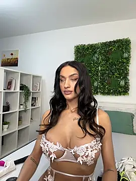 Snapshot of AylinRoss chatting on January 2025 07:04:02 AM AylinRoss online show from January 2025 07:04:02 AM
