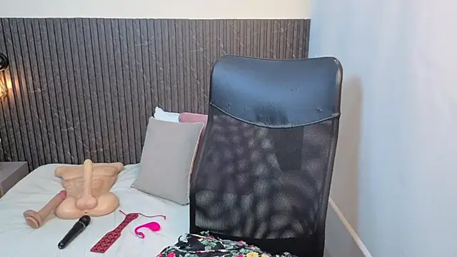 chanel brunette online show from February 2026 01:00:02 PM