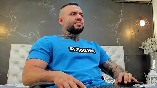 Snapshot of BruceDallas chatting on December 2024 10:47:02 PM BruceDallas online show from December 2024 10:47:02 PM