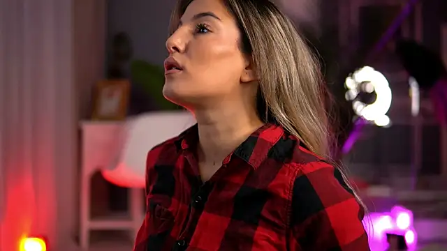 Snapshot of KellyMathews chatting on September 2025 02:04:02 AM KellyMathews online show from September 2025 02:04:02 AM