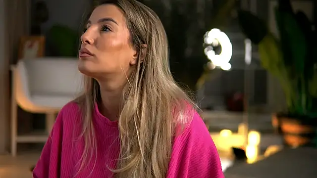 Snapshot of KellyMathews chatting on October 2025 02:08:02 AM KellyMathews online show from October 2025 02:08:02 AM