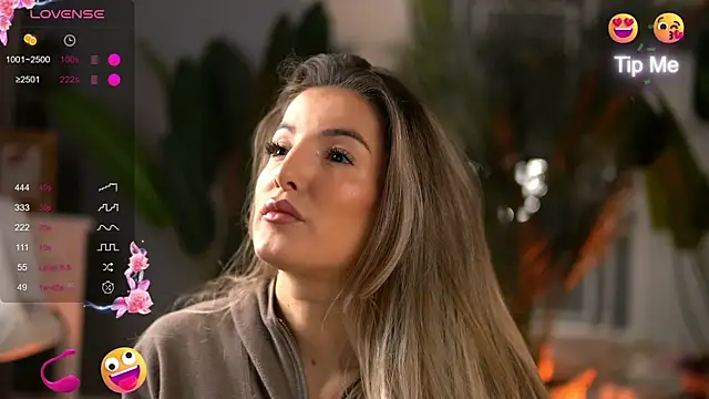 Snapshot of KellyMathews chatting on October 2025 02:22:02 AM KellyMathews online show from October 2025 02:22:02 AM