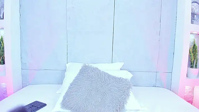 MiaCollson online show from October 2025 05:43:02 PM