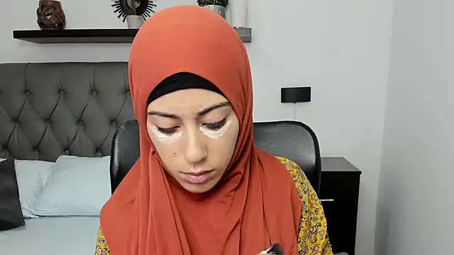 chaymae nah  online show from December 2024 11:38:02 AM