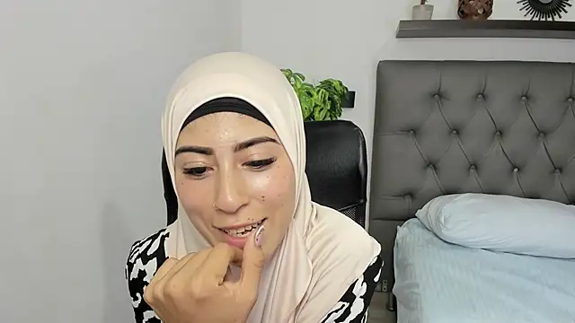 chaymae nah  online show from February 2025 07:38:02 PM