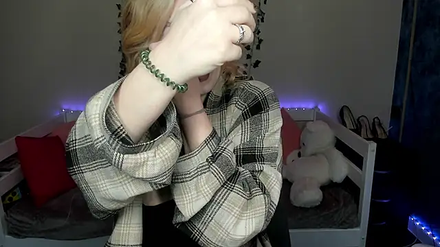 Emily Gin online show from November 2025 02:33:01 AM