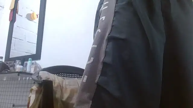 Snapshot of Larry-n-clouds chatting on February 2026 07:01:02 PM Larry-n-clouds online show from February 2026 07:01:02 PM