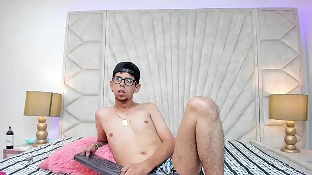 Derek and Skarlet online show from March 2025 07:26:02 PM